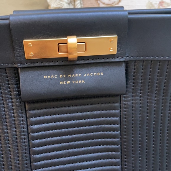 MARC BY MARC JACOBS NEW YORK CLUTCH - Picture 2 of 9